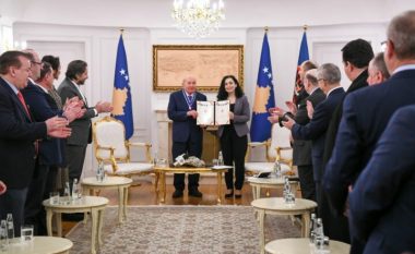 Osmani i dorëzon medaljen ‘Urdhri i Lirisë’, veprimtarit të mërgatës shqiptare të Amerikës