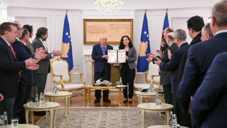 Osmani i dorëzon medaljen ‘Urdhri i Lirisë’, veprimtarit të mërgatës shqiptare të Amerikës