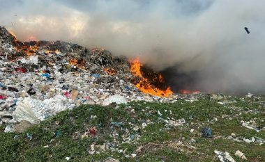 Djegia e mbeturinave në Vlorë bëhet problematike, flakët përfshijnë sipërfaqe të mëdha