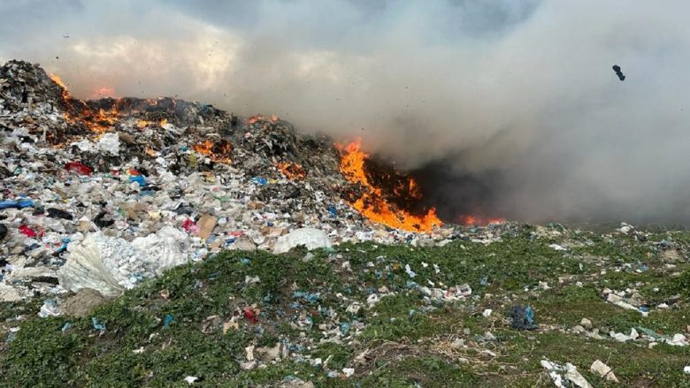 Djegia e mbeturinave në Vlorë bëhet problematike, flakët përfshijnë sipërfaqe të mëdha