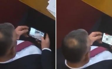 Jep dorëheqje deputeti i partisë së Daçiqit që u filmua duke shikuar pamje pornografike në telefonin e tij