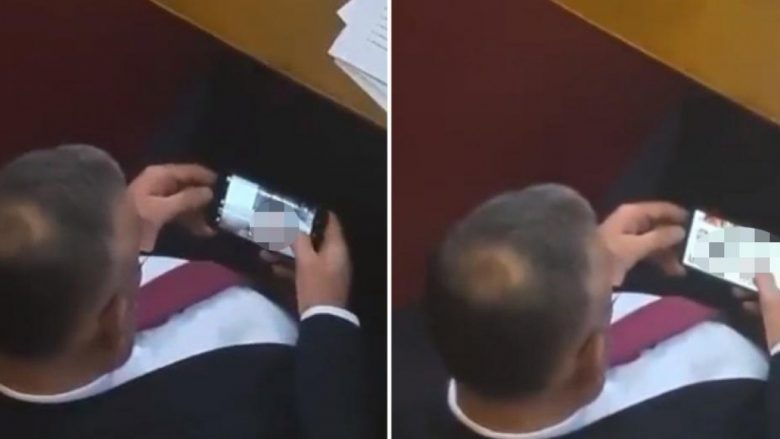 Jep dorëheqje deputeti i partisë së Daçiqit që u filmua duke shikuar pamje pornografike në telefonin e tij