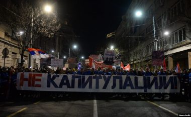 Me thirrjet “Kosova është Serbi”, “Serbia, Rusia”, djathtistët protestojnë në Beograd kundër propozimit evropian për marrëveshjen Kosovë – Serbi