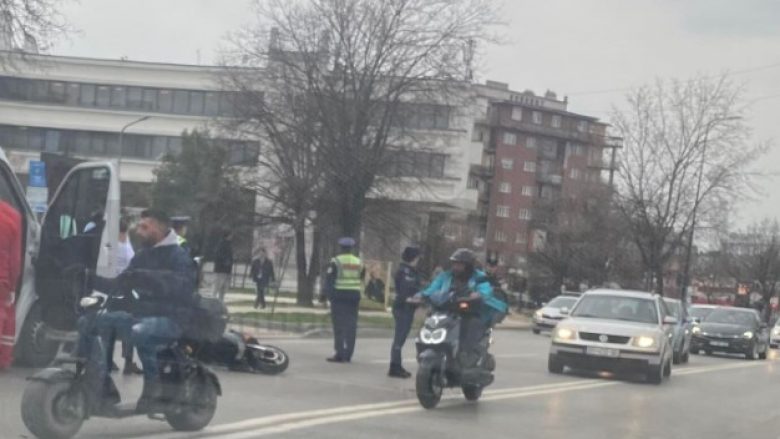 Aksident mes një motoçiklete dhe një veture, lëndohet një person