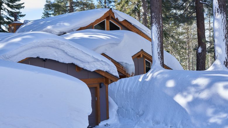 Videoja shfaq pamjet e jashtëzakonshme të “mureve nga bora” që kanë rrethuar Lake Tahoe-n