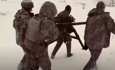 Ukrainasit godasin me mitraloz të kalibrit të rëndë pozicionet e rusëve