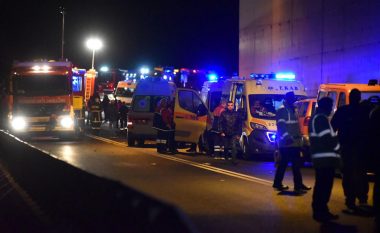 Shefi i stacionit hekurudhor në Greqi akuzohet për vrasje nga pakujdesia, të paktën 42 persona humbën jetën nga përplasja e trenave dhe mbi 130 tjerë u lënduan
