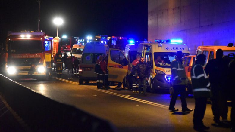 Shefi i stacionit hekurudhor në Greqi akuzohet për vrasje nga pakujdesia, të paktën 42 persona humbën jetën nga përplasja e trenave dhe mbi 130 tjerë u lënduan