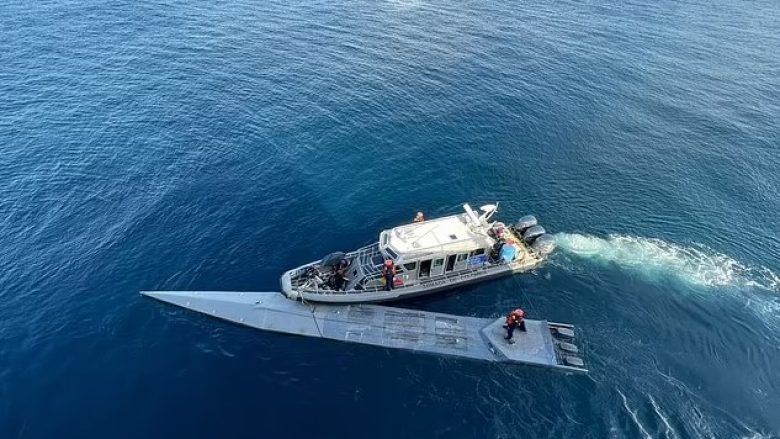 Autoritetet kolumbiane sekuestrojnë nëndetësen me kokainë, që kap vlerën e 100 milionë dollarëve dhe dy kufoma të personave të panjohur