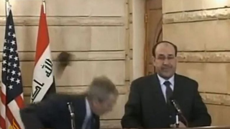 Ju kujtohet gazetari irakian që gjuajti me këpucë presidentin amerikan? Thotë se nuk pendohet për veprimin