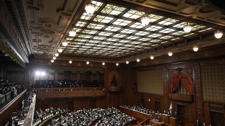YouTuberi japonez përjashtohet nga parlamenti, nuk u paraqit kurrë në punë