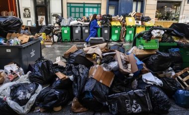 Parisi ‘pushtohet’ nga mbeturinat dhe minjtë, shkak greva e punonjësve të pastrimit – 6.500 tonelata qëndrojnë nëpër rrugë