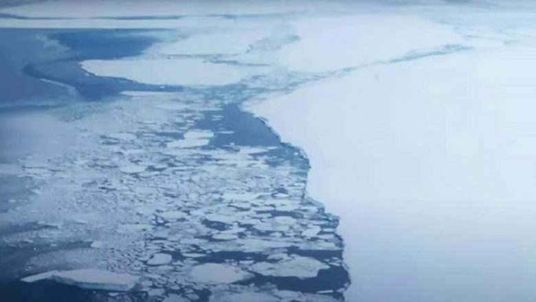 Pamjet nga ajri të ajsbergut me përmasat e Londrës, që është shkëputur nga Antarktida