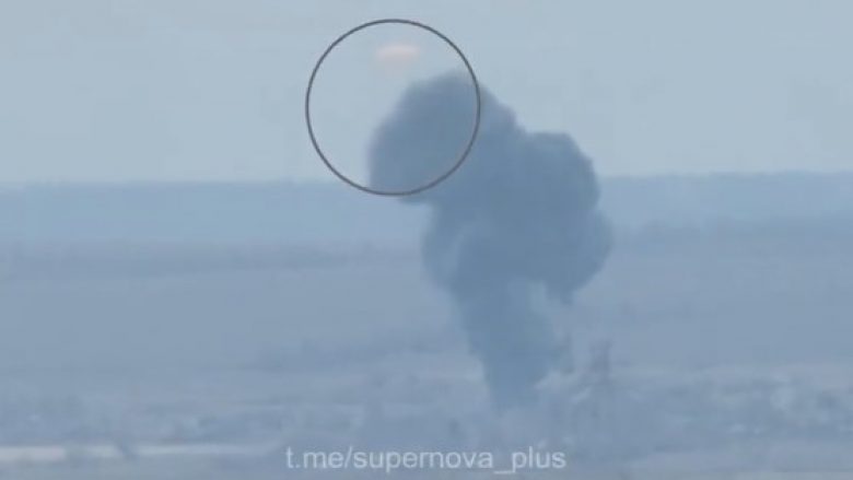 Aeroplani luftarak rus rrëzohet në afërsi të Bakhmutit, publikohen pamjet kur përplaset në tokë
