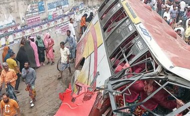 Aksident trafiku në Bangladesh, autobusi me pasagjer përplaset në rrethojën mbrojtëse – humbin jetën 19 persona dhe 12 tjerë lëndohen