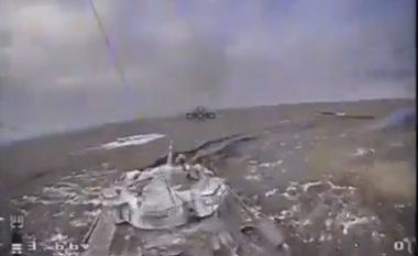 Shkatërrimi i tankeve ruse me dronët kamikazë, ukrainasit publikojnë pamjet