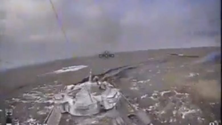 Shkatërrimi i tankeve ruse me dronët kamikazë, ukrainasit publikojnë pamjet