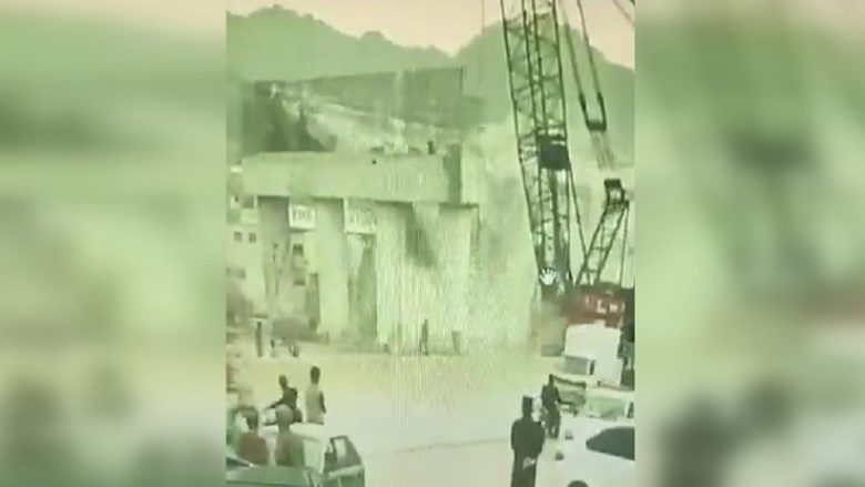 Akoma pa përfunduar punimet, shembet ura në Pakistan