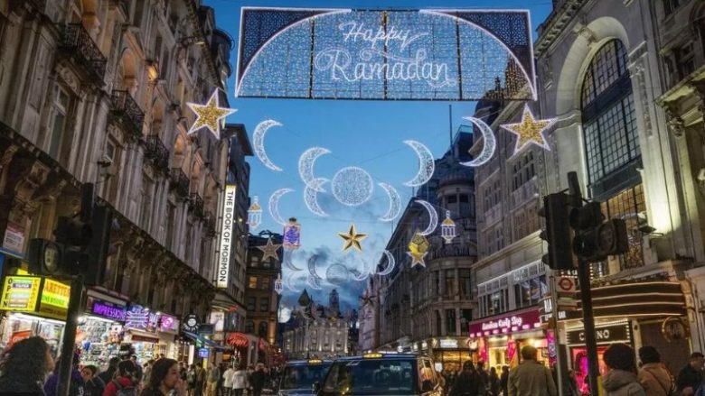 Londra ndriçohet me 30 mijë poça me rastin e muajit të Ramazanit