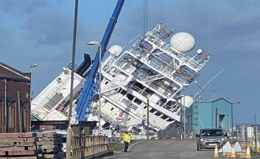Erërat e forta përmbysin anijen 75-metërshe në portin e Edinburgut – lëndohen disa persona