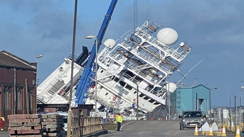 Erërat e forta përmbysin anijen 75-metërshe në portin e Edinburgut – lëndohen disa persona
