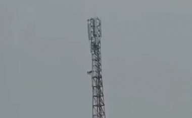 Flamuri ukrainas valon në majën e kullës së telekomunikimit në Krime