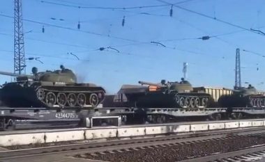 Derisa ukrainasit po furnizohen me Leopard 2 dhe Abrams, Rusia dërgon në fushëbetejë tanket e vjetra T-55
