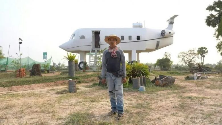 Burri nga Kamboxhia ndërtoi “aeroplanin” e betonit, brenda shtëpisë në formë të fluturakes jeton me tre fëmijët e tij