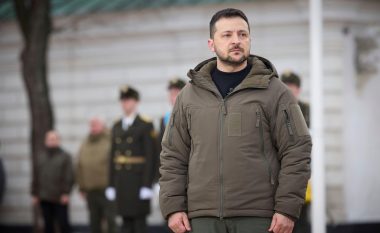 Zelensky viziton ushtarët ukrainas në Zaporizhzhia, edhe atje ndanë medalje
