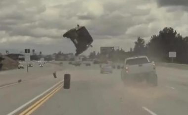 Kia Soul “fluturon” pasi goditet nga rrota që shkëputet nga Chevrolet Silverado – kamera në Tesla filmon aksidentin si në filma