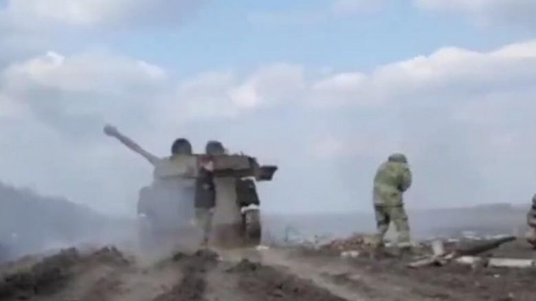 Topi i ushtrisë ruse nga i njëjti pozicion sulmonte, operatori i dronit ukrainas e lokalizon – goditet rëndë nga tanku i Kievit