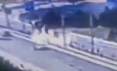 Kamioni godet rrethojën mbrojtëse, futet në koristë e kahjes së kundërt – humbin jetën gjashtë persona dhe tre tjerë lëndohen në Turqi