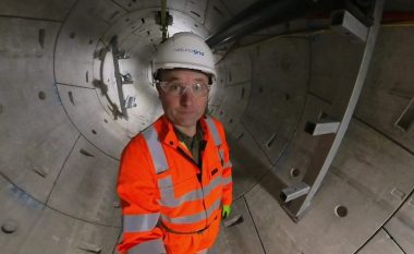 Brenda rrjetit më të madh të kanalizimit nën lumin Thames të Londrës, për ndërtimin e tij u dhanë 5 miliardë funte