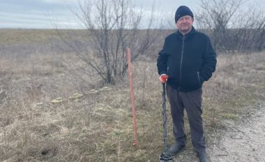 Duke pastruar minat me dorë, fermerët në Ukrainë rrezikojnë jetën e tyre për sezonin e mbjelljes