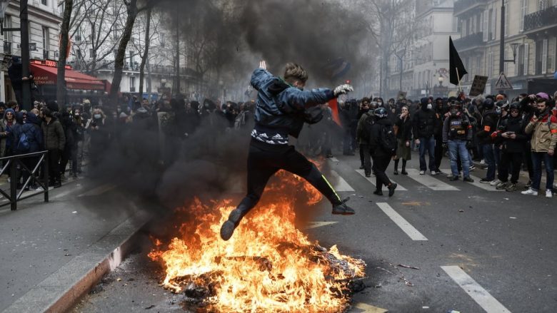 Vazhdon kaosi në Francë: Përleshje brutale mes policisë dhe qytetarëve, më shumë se 700 mijë njerëz në rrugë