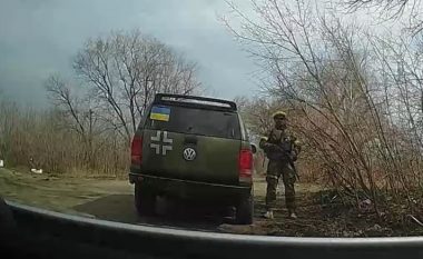Ministria e Jashtme e Rusisë shpërndau një video të rrejshme për “ushtarët ukrainas”, e shlyen pasi u zbulua e vërteta