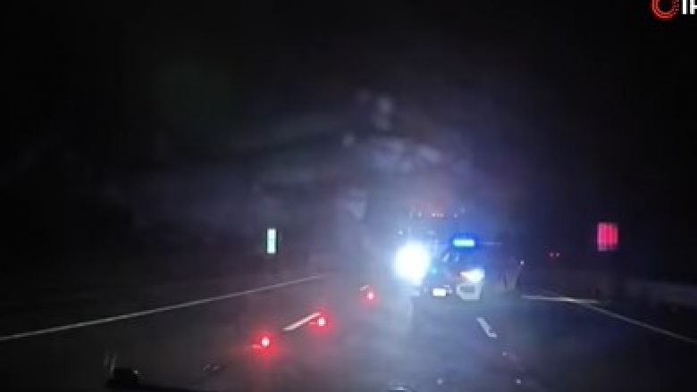 Ishin ndalur për të ndihmuar të aksidentuarit, policët në New Jersey i shpëtojnë “për një fije floku” vdekjes – kamioni për pak sa nuk i godet