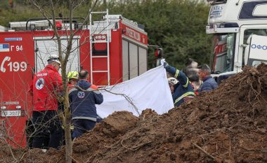 Pas aksidentit hekurudhor në Greqi ku humbën jetën 38 persona, policia arreston drejtorin e stacionit të trenave