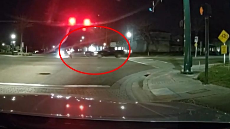 Kaloi në të kuqen duke ikur nga policia, motoçiklisti goditet nga kamioni në Florida – shpëton pa ndonjë lëndim serioz