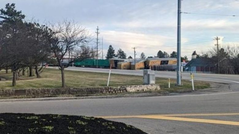 Treni që transportonte 212 vetura del nga binarët në Ohio, pamjet amatore shfaqin momentin rrëqethës