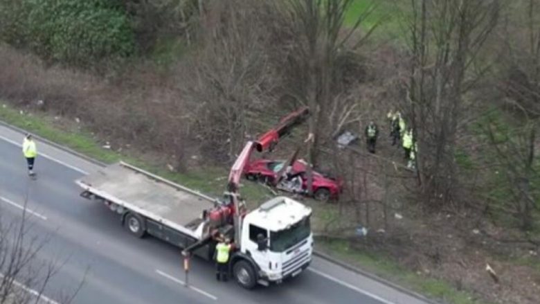 Me veturën 300 mijë euroshë u përplas direkt në pemë, humb jetën shoferi i Ferrarit në Britani të Madhe