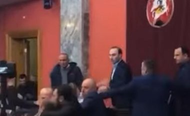 Rrahje masive e deputetëve në Parlamentin e Gjeorgjisë