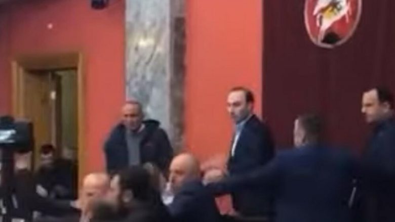Rrahje masive e deputetëve në Parlamentin e Gjeorgjisë