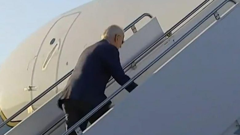 Biden pati sërish probleme me shkallët, për pak sa nuk u rrëzua derisa po futej në ‘Air Force One’