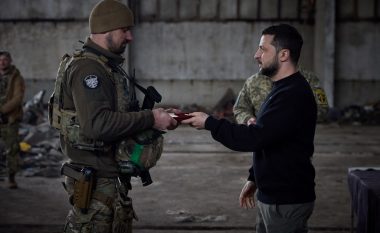 Zelensky viziton ushtarët ukrainas në afërsi të Bakhmutit – ndanë medalje për ta dhe personelin mjekësor të spitalit