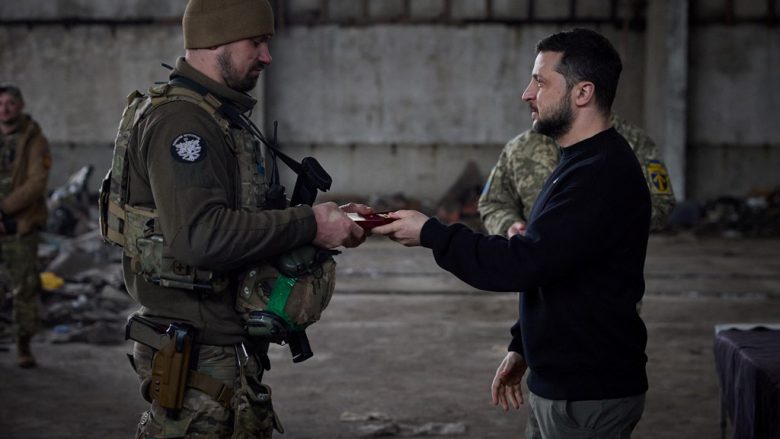 Zelensky viziton ushtarët ukrainas në afërsi të Bakhmutit – ndanë medalje për ta dhe personelin mjekësor të spitalit