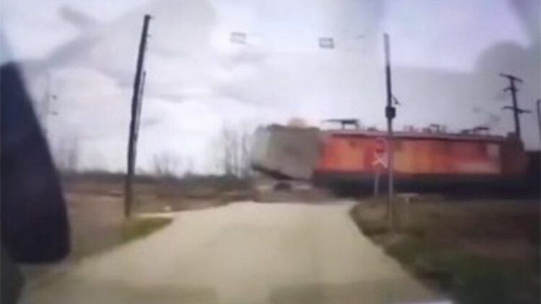Kamioni me zhavorr tenton të kalojë binarët në qytetin serb, e godet treni që lëvizte me shpejtësi – lëndohen dy persona