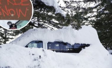 Shakaja interesante e amerikanëve, në Kaliforni shpërndajnë borën falas sepse ka rënë më shumë se 4 metra