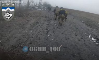 Ukrainasit rrethojnë istikamet brenda të cilëve ishin fshehur rusët – dorëzohen dy prej tyre kur e kuptojnë se nuk kanë nga t’ia mbajnë