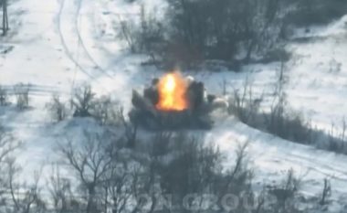 Autoblinda ruse tentoi të neutralizojë ushtarët ukrainas, u hodh në erë gjatë tërheqjes me predhën antitank Javelin